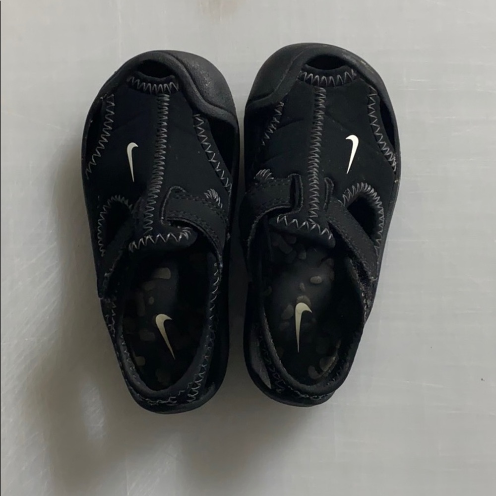Boys Nike Sandler’s size 6